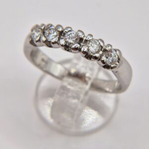 Anello in oro bianco e brillanti