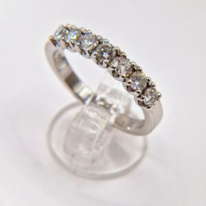 Anello in oro bianco e brillanti