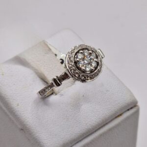 Anello solitario a contorno di diamanti